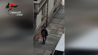 Filma un furto dalla terrazza e fa arrestare il ladro